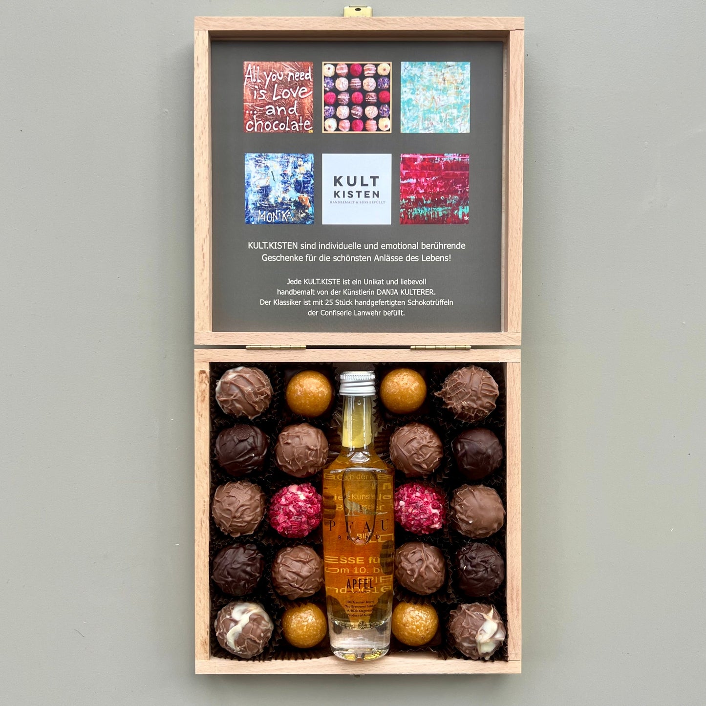 Kult Kiste ICH BIN Original DKult ART Unikat Danja Kulterer Einzelstück Kunst kaufen online Geschenke Weihnachtsgeschenk Befüllung Schoko Trüffelpralinen Confiserie Lanwehr Pfau Apfel Destillat