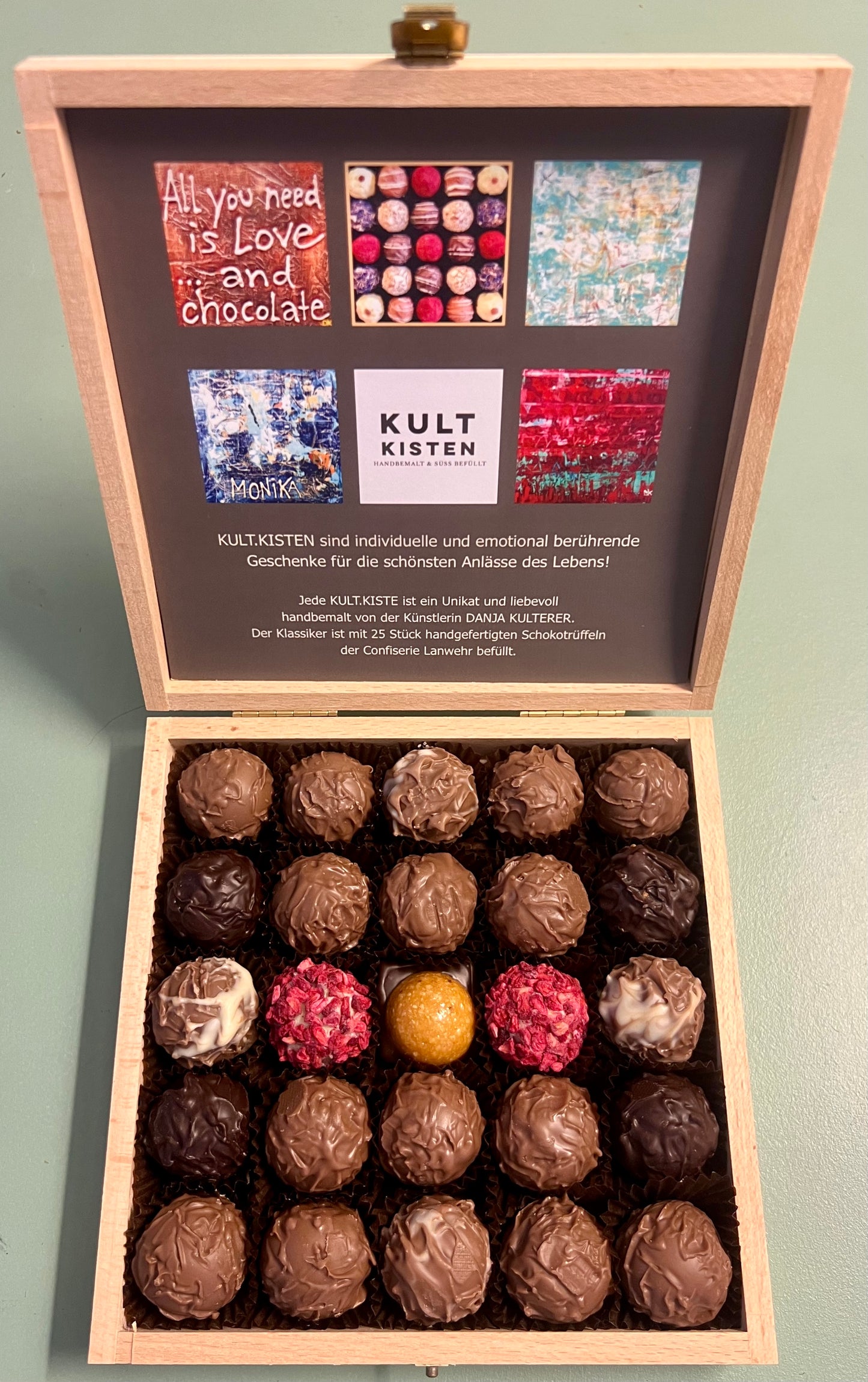 Kult Kiste ICH BIN Original DKult ART Unikat Danja Kulterer Einzelstück Kunst kaufen online Geschenke Weihnachtsgeschenk Befüllung Schoko Trüffelpralinen Confiserie Lanwehr 