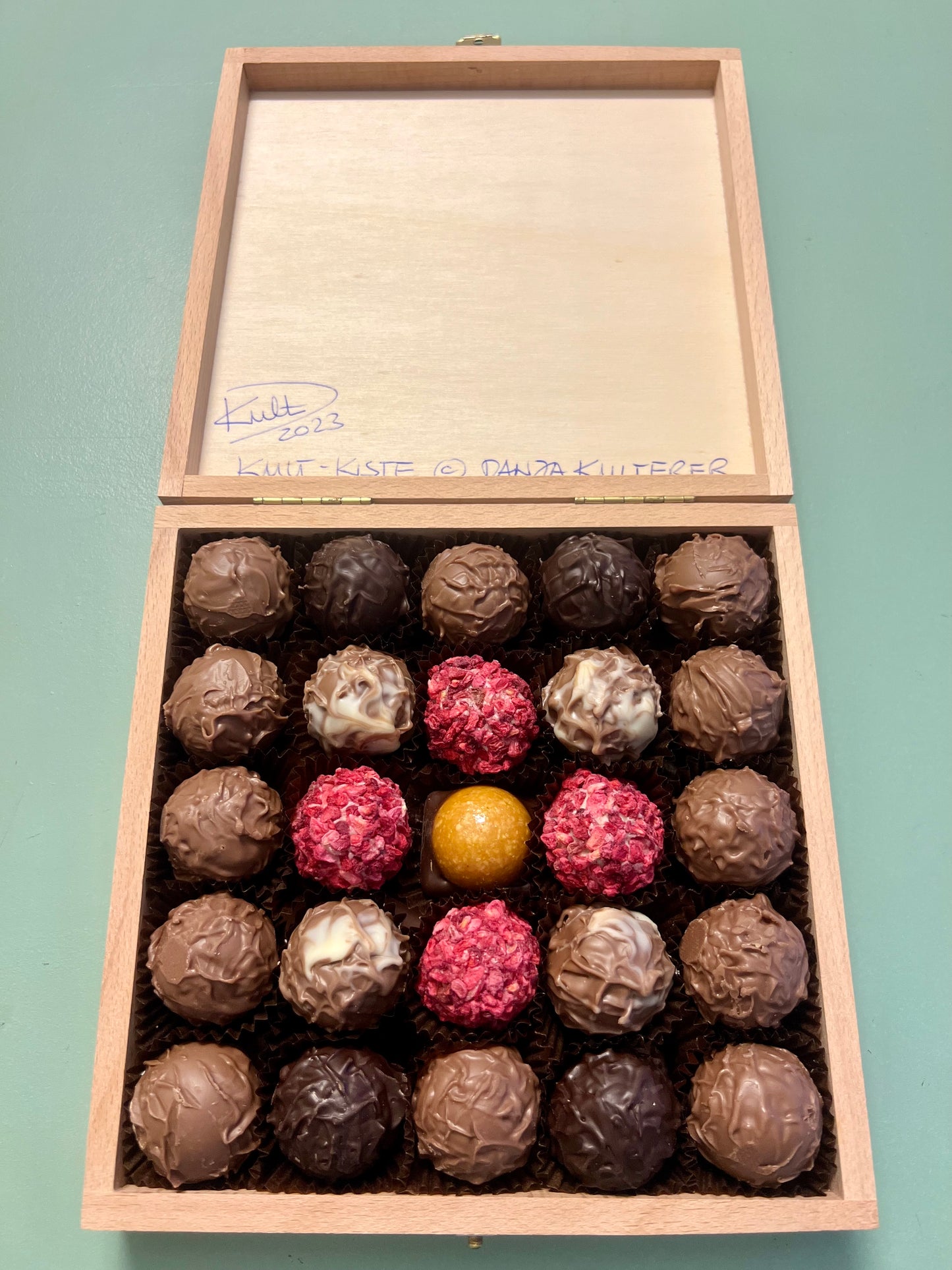 KULT Kiste "aufs Herz kommt's an" + Pralinen