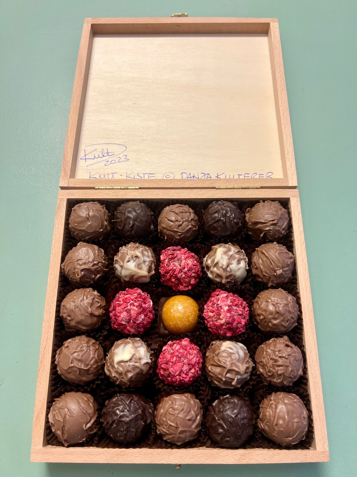 Kult Kiste Danja Kulterer handbemalt Kunst kaufen online Pralinen Geschenke