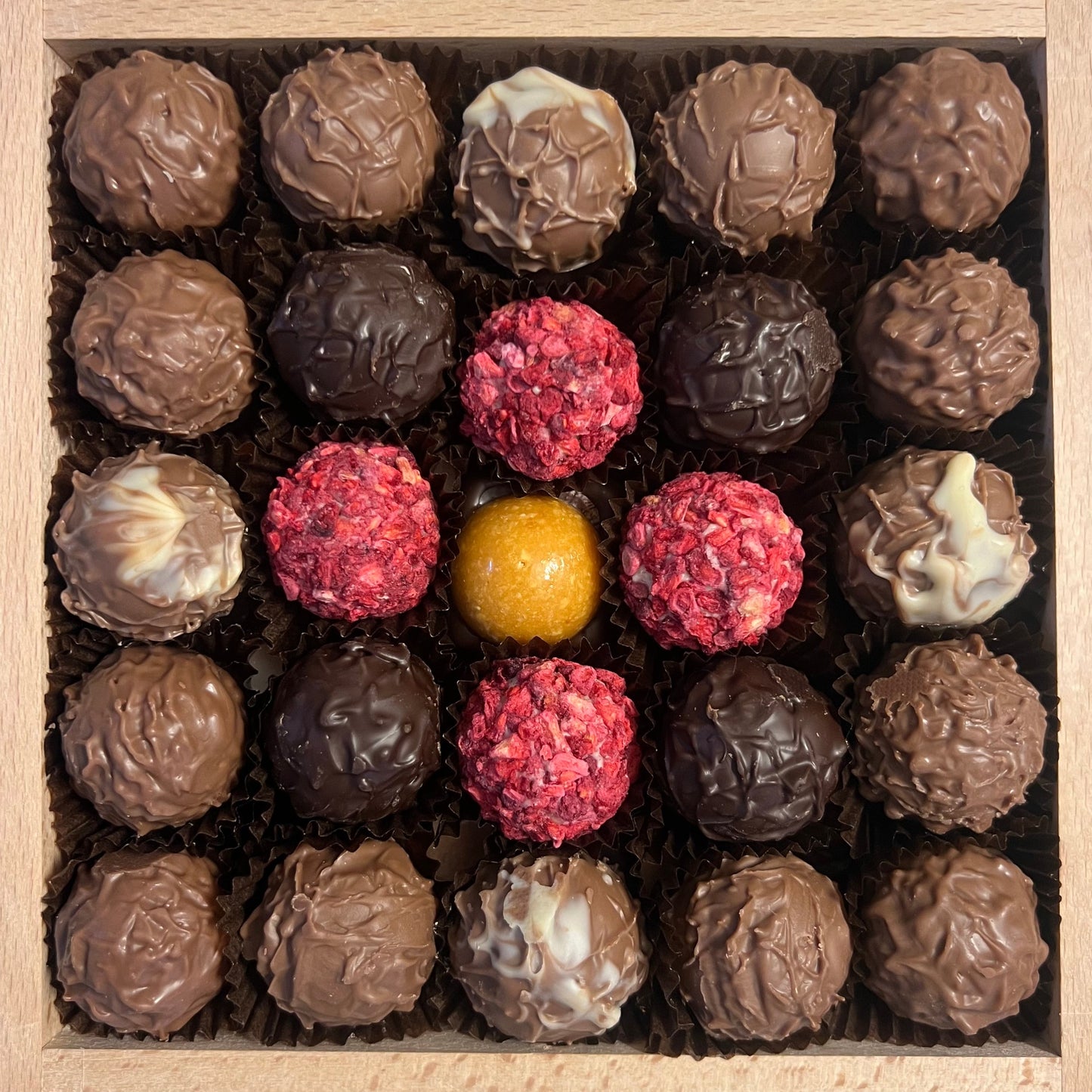 KULT Kiste Original handbemalt Unikat Danja Kulterer Kunst online kaufen Schoko Trüffel Pralinen