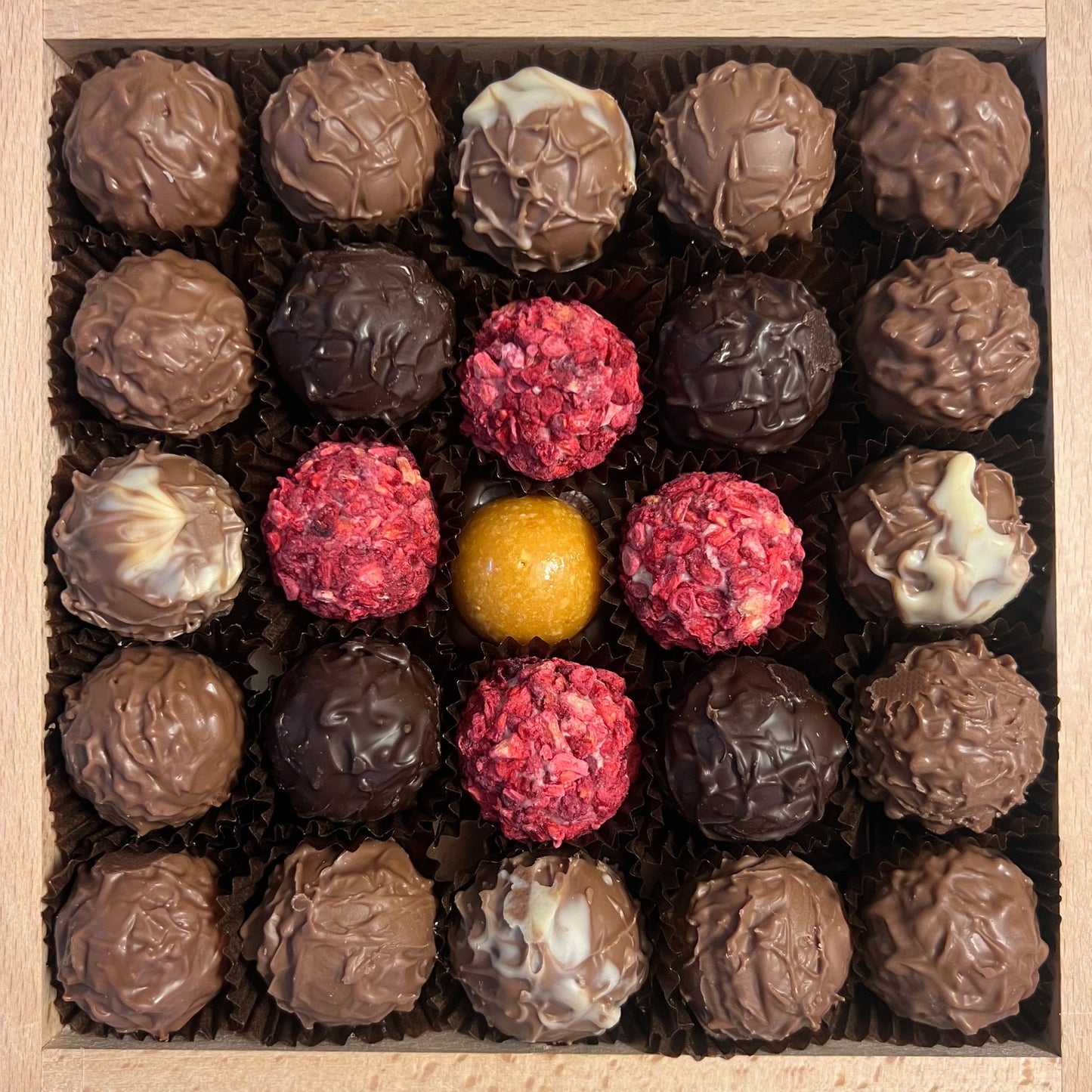 KULT Kiste Original handbemalt Unikat Danja Kulterer Kunst online kaufen Schoko Trüffel Pralinen