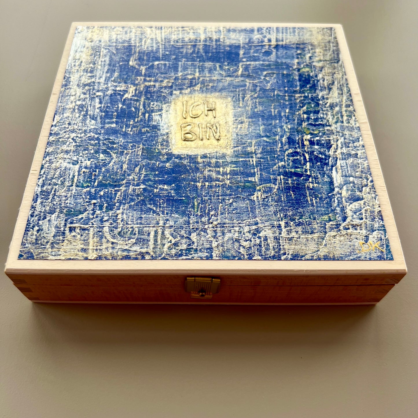 Kult Kiste ICH BIN Original DKult ART Unikat handbemalt Danja Kulterer Einzelstück Kunst kaufen online Geschenke Weihnachtsgeschenk Sammlerstück Schokotrüffel Pralinen Apfel Destillat